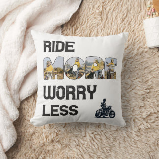 Cojín Decorativo Cita de motociclista 'Viaja más, preocúpate menos'