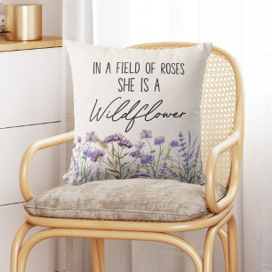 Cojín Decorativo Cita de prado de flores silvestres púrpura acuarel