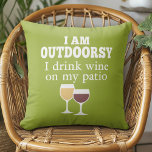 Cojín Decorativo Cita de vino divertida - Bebo vino en mi patio<br><div class="desc">Estoy afuera - bebo vino en mi patio.</div>