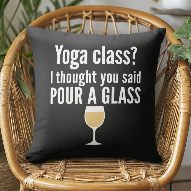 Cojín Decorativo Cita de vino divertida - ¿Clase de Yoga? Vierta un (Funny Wine Pillow)