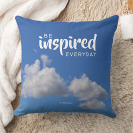 Cojín Decorativo Cita inspiradora arroja nubes en un cielo azul