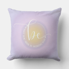 Cojín Decorativo Cita Inspiradora Lavanda Buscando Gráfico