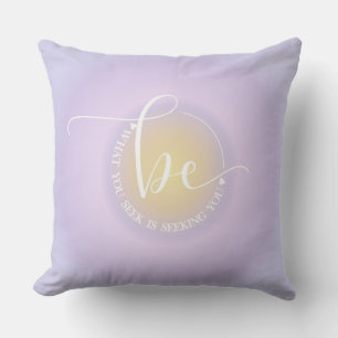 Cojín Decorativo Cita Inspiradora Lavanda Buscando Gráfico