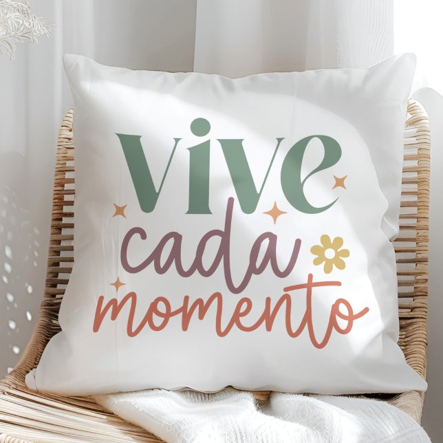 Cojín Decorativo Cita Inspiradora "Vive cada momento" ("Vive Cada Momento" Inspirational Quote Throw Pillow in a sunny rattan armchair.)