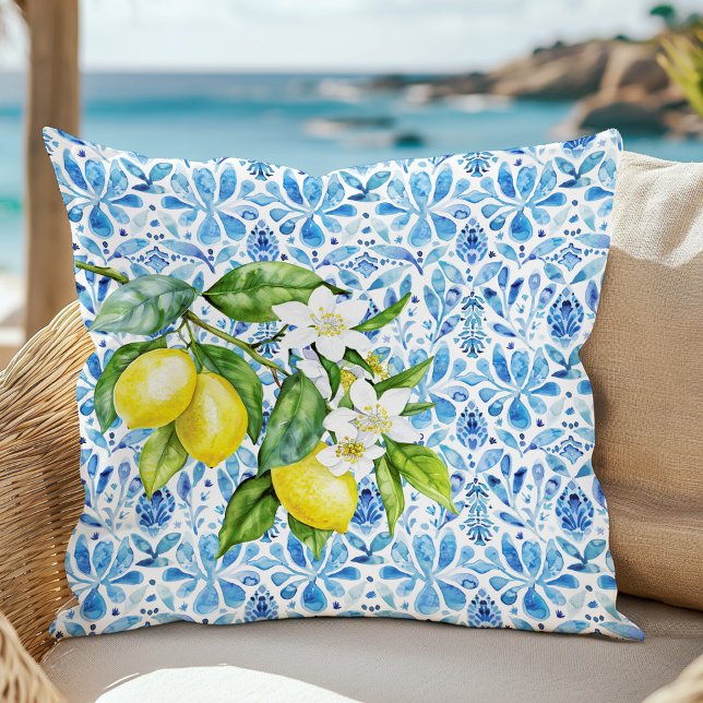 Cojín Decorativo Citrus mediterráneo y azulejos azules (Mediterranean Citrus and Blue Tiles Throw Pillow in a sofa at a sunny beach.)
