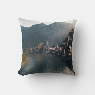 COJÍN DECORATIVO CIUDAD JUNTO AL CUERPO DE AGUA Y MONTAÑAS