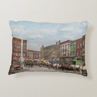 Cojín Decorativo Ciudad - Norfolk Va - Ferretería y Licores - 1905