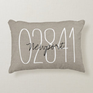 Cojín Decorativo Ciudad Personalizado beige rústica y código postal