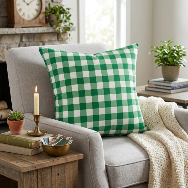 Cojín Decorativo Clásico Cuadro de Gingham Verde y Blanco (Classic Green And White Gingham Plaid Throw Pillow)