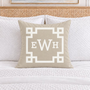Cojín Decorativo Clásico Monograma Inicial de Llave Griega en Beige