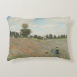 Cojín Decorativo Claude Monet - Campo de amapola<br><div class="desc">Campo de adormidera de Claude Monet, 1873. Claude Monet fue fundador de la pintura impresionista francesa, y el profesional más consistente y prolífico de la filosofía del movimiento de expresar las propias percepciones antes que la naturaleza, especialmente cuando se aplicaba a la pintura de paisaje al aire libre. El término...</div>