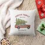 Cojín Decorativo Coche de vagón de la familia roja del árbol de nav<br><div class="desc">Ilustracion de un auto de la suv rojo con madera forrada con un árbol de Navidad recién cortado atado a su parte superior. Personalice el texto.</div>
