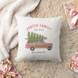 Cojín Decorativo Coche de vagón de la familia rosa del árbol de nav<br><div class="desc">Ilustracion de un auto de suv rosado con madera y un árbol de Navidad recién cortado atado a su parte superior. Personalice el texto.</div>