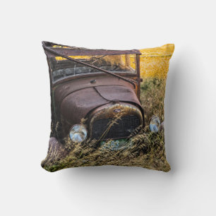 Cojín Decorativo Coche viejo abandonado en hierba alta