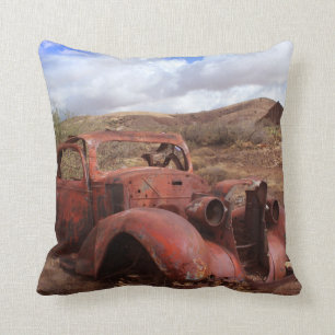 Cojín Decorativo Coche viejo que aherrumbra en paisaje del desierto