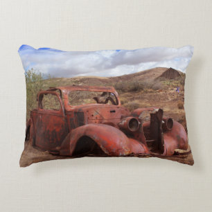 Cojín Decorativo Coche viejo que aherrumbra en paisaje del desierto