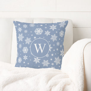 Cojín Decorativo Cochos de Invierno en Monograma Azul Claro