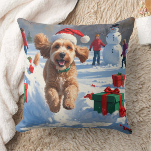 Cojín Decorativo Cockapoo corriendo en la nieve con sombrero de Nav