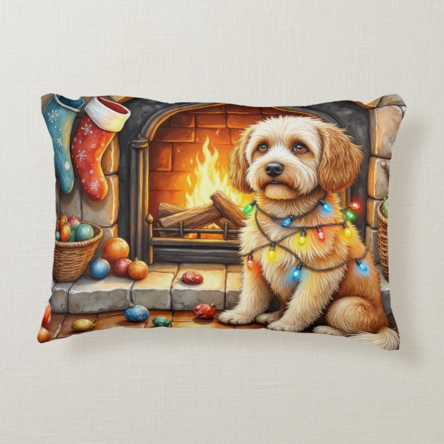 Cojín Decorativo Cockapoo Sentado junto a la Chimenea con Luces de  (Reverso)