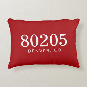 Cojín Decorativo Código Postal Rojo Intenso y Blanco La Ubicación