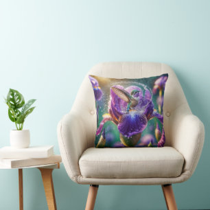 Cojín Decorativo Colibrí bañándose en un lirio