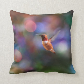 Cojín Decorativo Colibrí del vuelo y fondo colorido