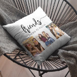 Cojín Decorativo Collage de amigos 3 de fotografía<br><div class="desc">Celebra tu amistad con el Cojín decorativo del Collage de amistad fotográfica Amigos 3. Esta almohada personalizada presenta un bonito collage de tres preciadas fotos, que capturan momentos especiales con tus amigos. Diseñado con materiales de alta calidad, añade un toque elegante y sentimental a cualquier espacio. Perfecto para cumpleaños, vacaciones...</div>