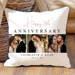 Cojín Decorativo Collage de fotos Aniversario de la boda personaliz<br><div class="desc">Celebra tu historia de amor con nuestro Cojín decorativo de Aniversario de la Boda Personalizada. Puedes añadir tus 3 fotos favoritas y personalizarlas con tu fecha de aniversario de boda. Con un diseño moderno y minimalista en blanco, negro y rosa chillón, este elegante sake es el regalo perfecto para conmemorar...</div>