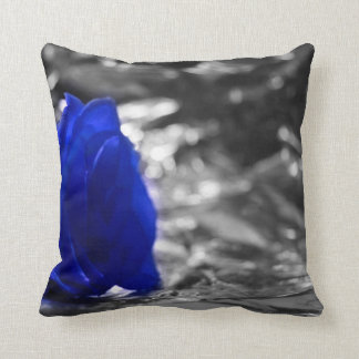 Cojín Decorativo Color de rosa azul en fondo de la plata del lado