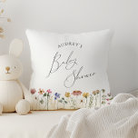 Cojín Decorativo Colorido Baby Shower de Flor Silvestre<br><div class="desc">Esta colorida almohada con flores silvestres es perfecta para su simple, caprichosa, arcoíris de boho ducha de verano. Los florales de color rosa, amarillo, naranja y dorado, brillantes y encantados, le dan a este producto el aspecto de un jardín de primavera hippie minimalista, elegante y vintage. El diseño moderno es...</div>