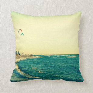 Cojín Decorativo Cometa de la playa de Venecia que practica surf 2