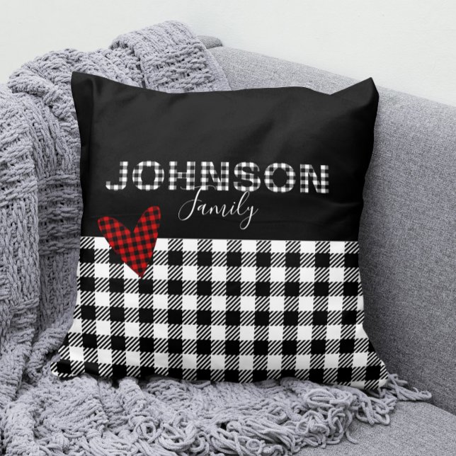 Cojín Decorativo Comprobación de búfalo blanco y negro personalizad (Family Name Black and White Buffalo Check Pillow with Red Gingham Heart)