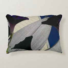 Cojín decorativo con diseño floral púrpura "