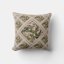 Cojín decorativo con flores rosadas