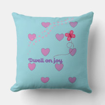 cojín decorativo con la frase dwell on joy hearts 