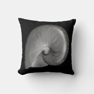 Cojín Decorativo Concha de nautilo en blanco y negro