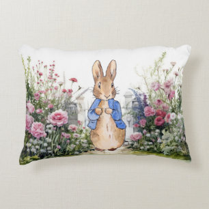 Cojín Decorativo Conejo clásico en su jardín