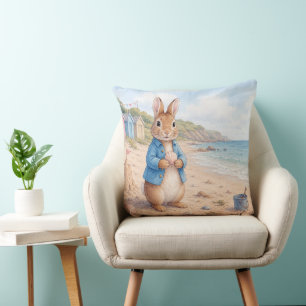 Cojín Decorativo Conejo clásico en una playa de arena