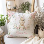 Cojín Decorativo Conejo de conejo de flores rosadas lindo Niña Nurs<br><div class="desc">Este elegante diseño cuenta con un bonito conejito de bebés adornado con hermosas flores rosas y flores de color acuático.</div>