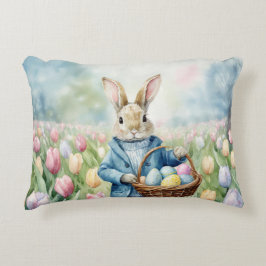 Cojín Decorativo Conejo de Pascua en un prado de tulipanes
