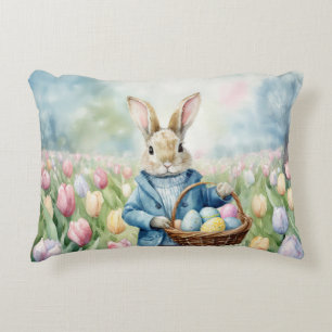 Cojín Decorativo Conejo de Pascua en un prado de tulipanes