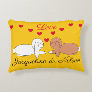 Cojín Decorativo Conejos Felices y Cariñosos: Amarillo