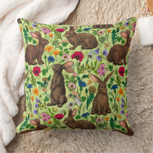 Cojín Decorativo Conejos y flores silvestres en verde miel