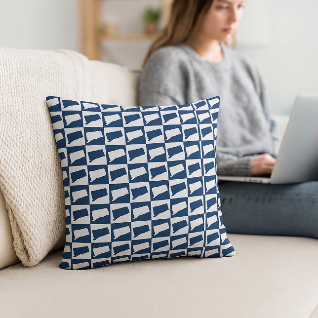 Cojín Decorativo Connecticut Outline Pattern Blue and White (A throw pillow with a blue and white checkerboard pattern featuring the US state of Connecticut.)