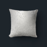 Cojín Decorativo Contenti de chispas metálicas oscuras de purpurina<br><div class="desc">Moda lujoso purpurina plateado sombrío chispas metálicas negras confetti .</div>