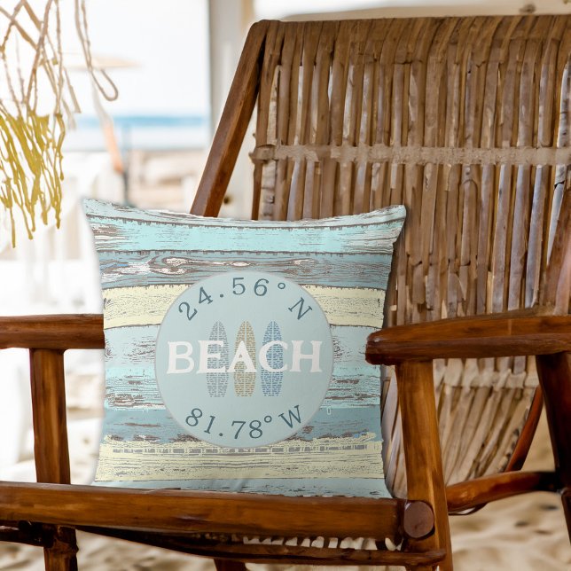 Cojín Decorativo Coordenadas personalizadas de la deriva de la play (Personalized Coordinates Beach Driftwood Throw Pillow)