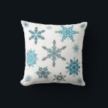 Cojín Decorativo Copos de nieve congelados<br><div class="desc">Patrón fluido de copos de nieve en gris,  agua,  verde azulado y blanco.</div>