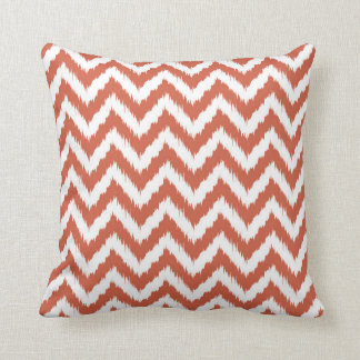 Cojín Decorativo Coral oscuro y Chevron bohemio blanco