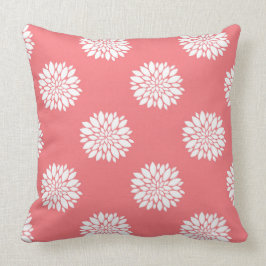Cojín decorativo coralino con las dalias blancas