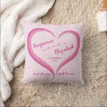 Cojín Decorativo Corazón de amor de una pareja de control rosa<br><div class="desc">Esta almohada tiene una espalda rosada a cuadros y un frente rosa claro con tres corazones multicolores enmarcando los nombres de la pareja. Se proporciona una fecha "establecida" para conmemorar el año de su boda, el año que conoció o el año de su compromiso. La frase "y los dos serán...</div>
